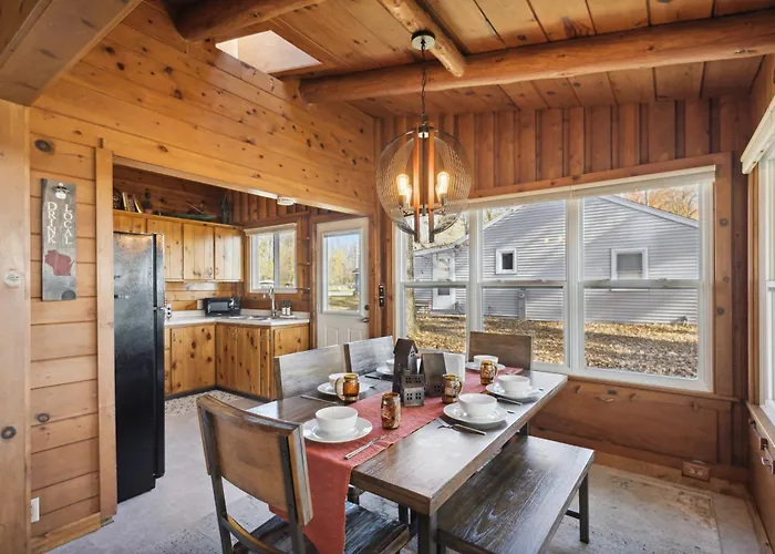 Lakefront Log Cabin - Kayaks & Outdoor Fireplace