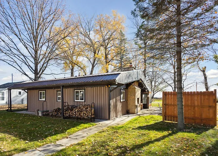 Lakefront Log Cabin - Kayaks & Outdoor Fireplace